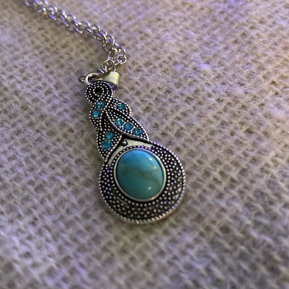 Jewelry - Faux Turquoise Silver Necklace